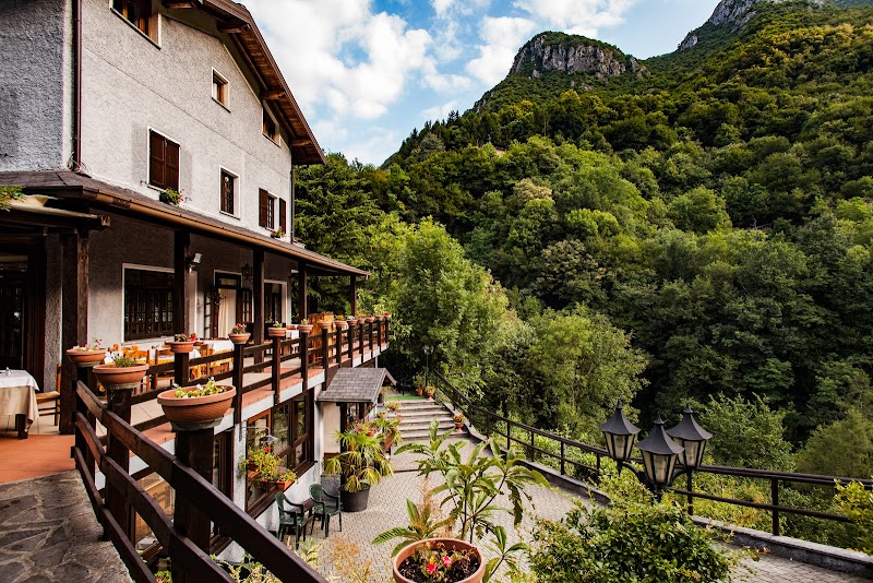 Albergo Ristorante Al Verde in Mandello del Lario, Italy