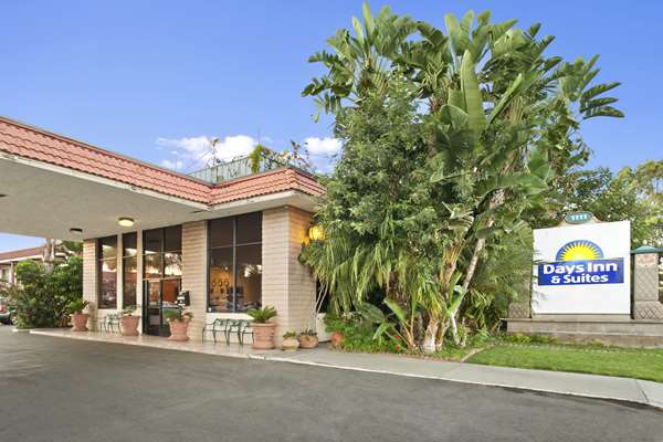 Days Inn & Suites by Wyndham Anaheim at Disneyland Park in Anaheim, United States