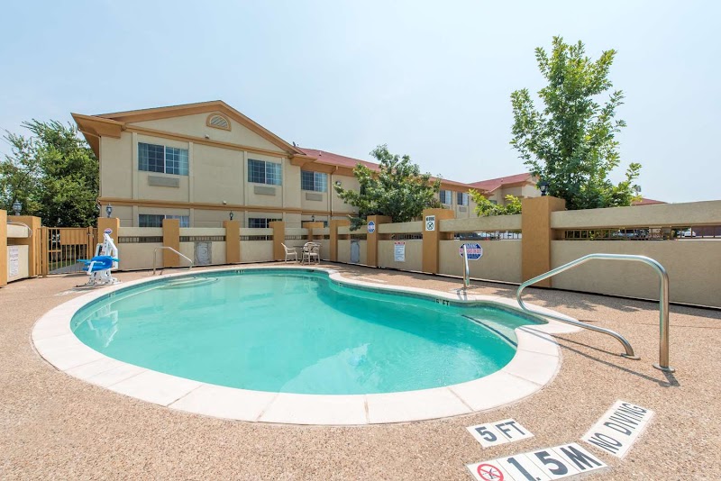 Days Inn by Wyndham Benbrook Fort Worth Area in Benbrook, United States