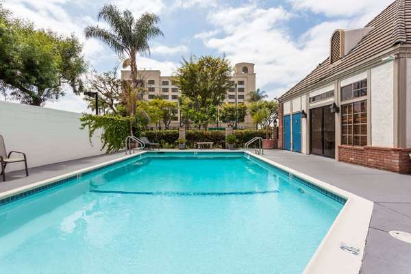 Ramada by Wyndham Anaheim Maingate North in Anaheim, United States