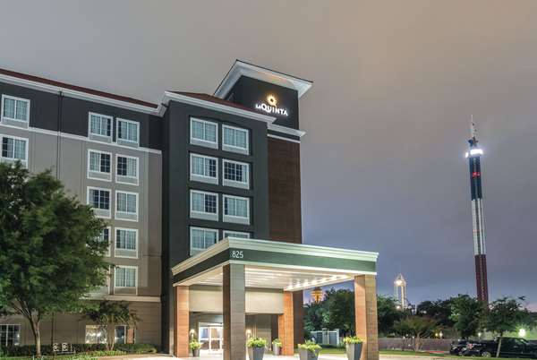 La Quinta Inn & Suites by Wyndham Arlington North 6 Flags Dr in Arlington, Texas, United States