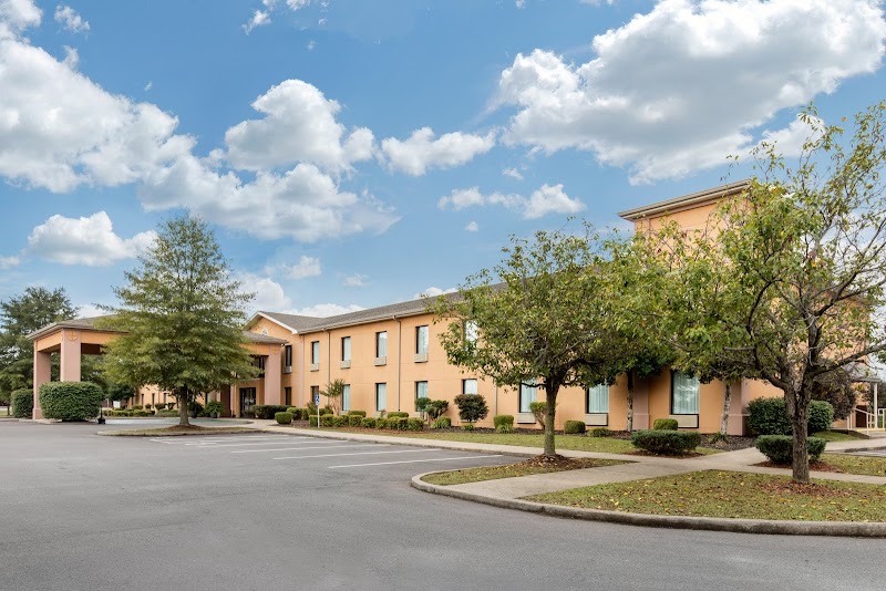 Quality Inn & Suites Benton - Draffenville in Benton, Kentucky, United States