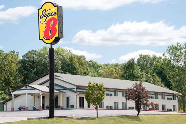 Super 8 by Wyndham Algona in Algona, Iowa, United States