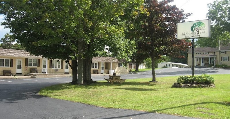 All Seasons Inn in Oswego, New York, United States