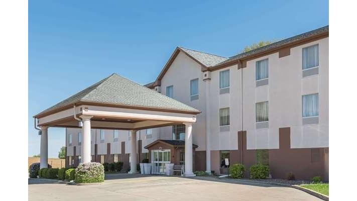 Baymont by Wyndham Highland in Highland, Illinois, United States