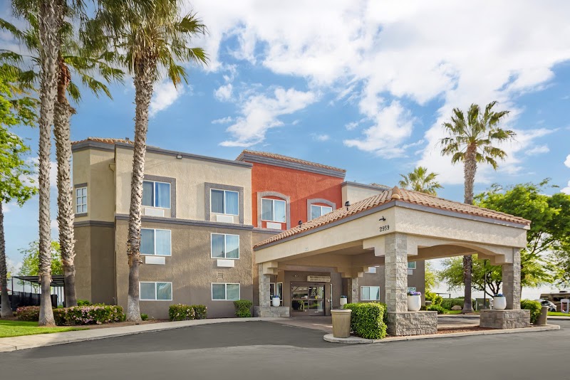 Best Western Plus Villa Del Lago Inn in Patterson, California, United States