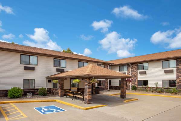 Days Inn & Suites by Wyndham Davenport East in Davenport, Iowa, United States