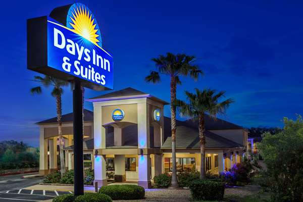 Days Inn & Suites by Wyndham Huntsville in Huntsville, Texas, United States