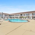 Days Inn & Suites by Wyndham Roseville/Detroit Area