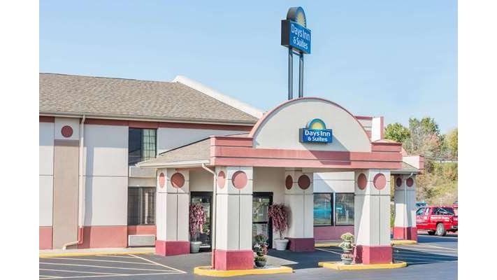 Days Inn & Suites by Wyndham Youngstown Girard Ohio in Girard, Ohio, United States