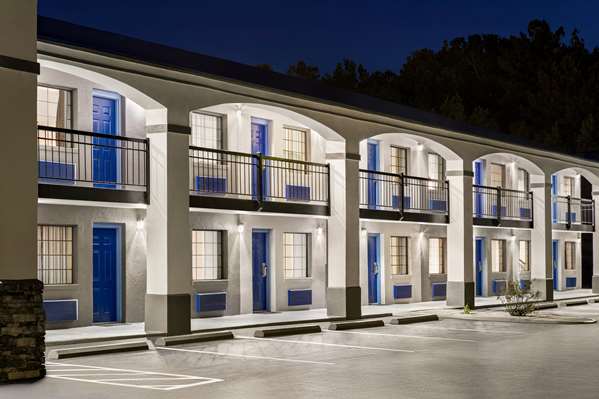 Days Inn by Wyndham Fulton in Fulton, Mississippi, United States