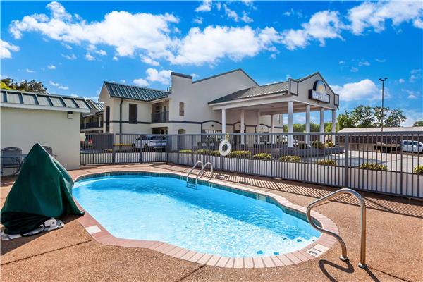 Days Inn by Wyndham Lexington in Lexington, Tennessee, United States