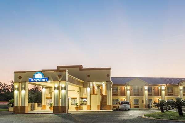 Days Inn by Wyndham Orange in Orange, Texas, United States