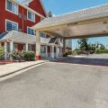Econo Lodge Inn & Suites