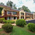 Econo Lodge Inn & Suites