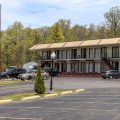Econo Lodge Inn & Suites