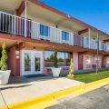 Econo Lodge Inn & Suites