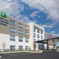 Holiday Inn Express & Suites Elkhorn – Lake Geneva Area