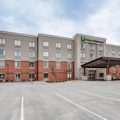 Holiday Inn Express & Suites Great Bend