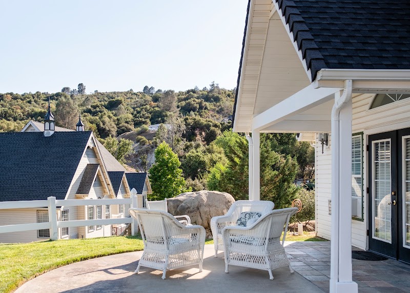 Hounds Tooth Inn in Oakhurst, California, United States