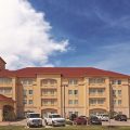 La Quinta Inn & Suites by Wyndham DFW Airport West – Bedford