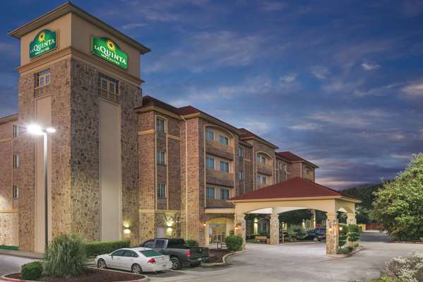 La Quinta Inn & Suites by Wyndham Dallas South-DeSoto in DeSoto, Texas, United States