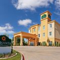 La Quinta Inn & Suites by Wyndham Marshall