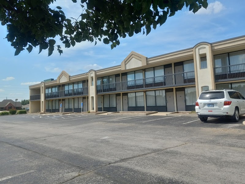 Lamplighter Inn & Suites in Pittsburg, Kansas, United States