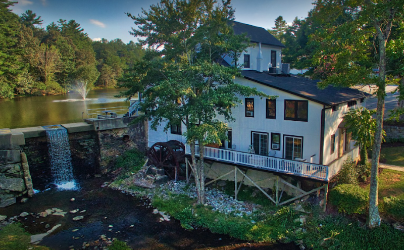 Mill House Lodge in Hendersonville, North Carolina, United States