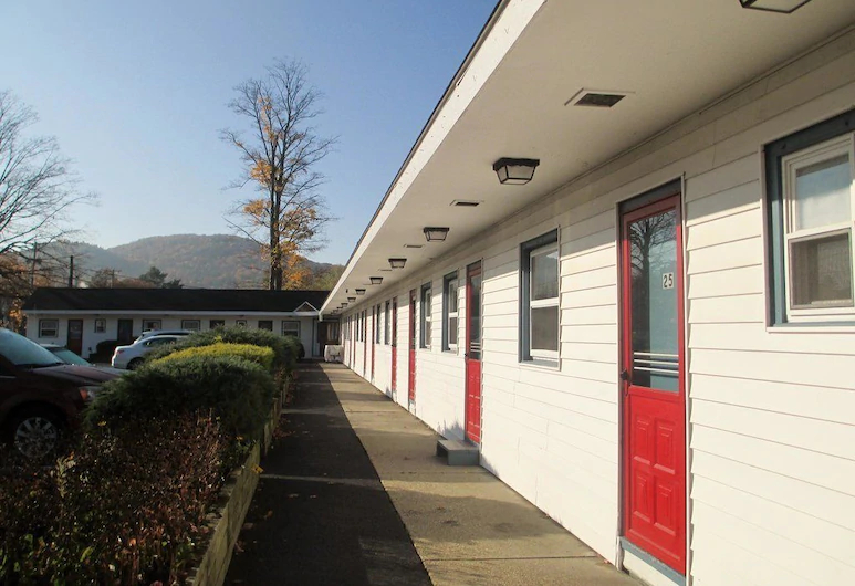 Monument Mountain Motel in Great Barrington, MA, United States