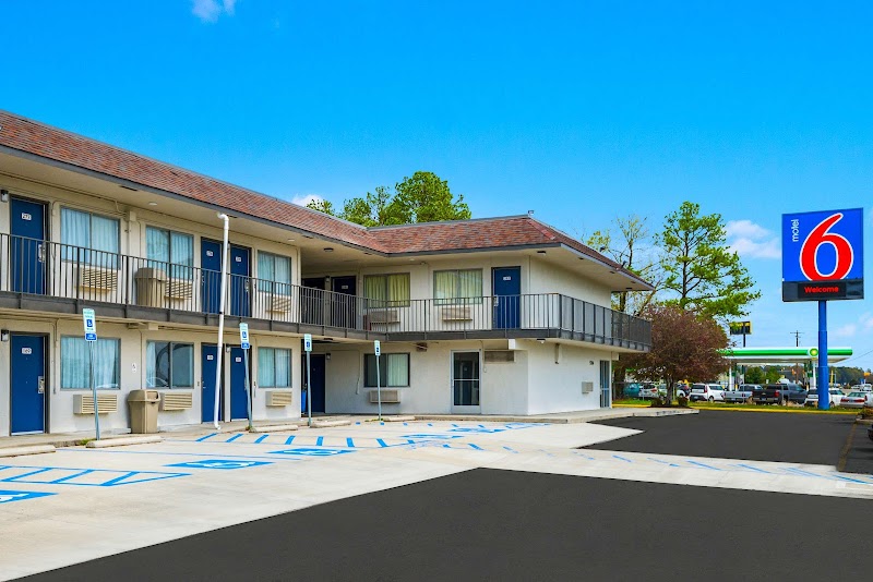 Motel 6 Sandston, VA - Richmond, VA in Sandston, Virginia, United States