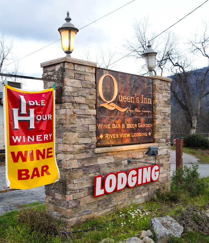 Queen's Inn by the River in Oakhurst, California, United States