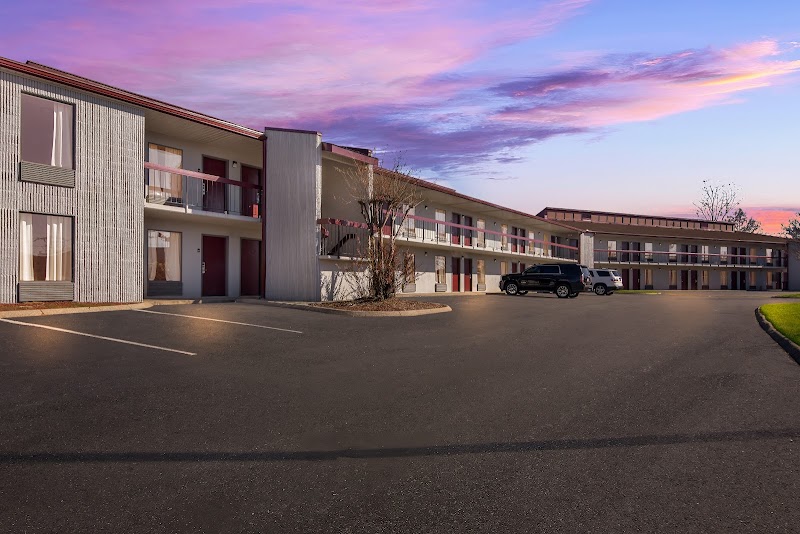 Red Roof Inn & Suites Monroe, NC in Monroe, North Carolina, United States