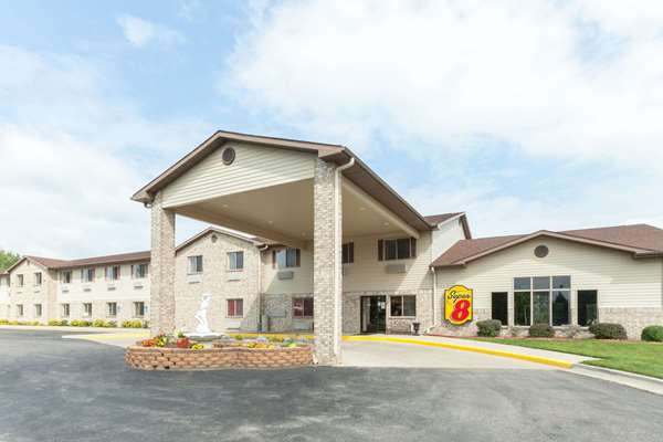 Super 8 by Wyndham Big Rapids in Big Rapids, Michigan, United States