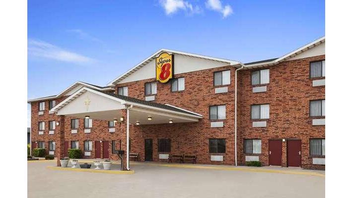 Super 8 by Wyndham Bowling Green in Bowling Green, Missouri, United States