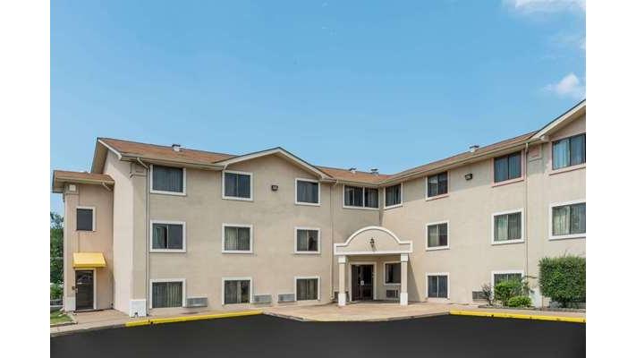 Super 8 by Wyndham Bridgeton/Arpt/St Louis Area in Bridgeton, Missouri, United States