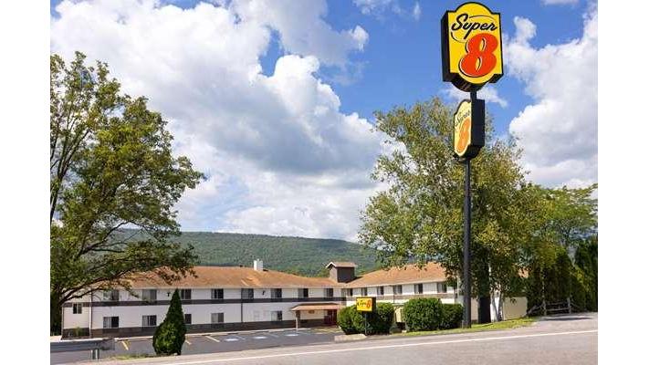 Super 8 by Wyndham Burnham/Lewistown in Lewistown, Pennsylvania, United States