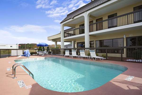 Super 8 by Wyndham Calhoun in Calhoun, Georgia, United States