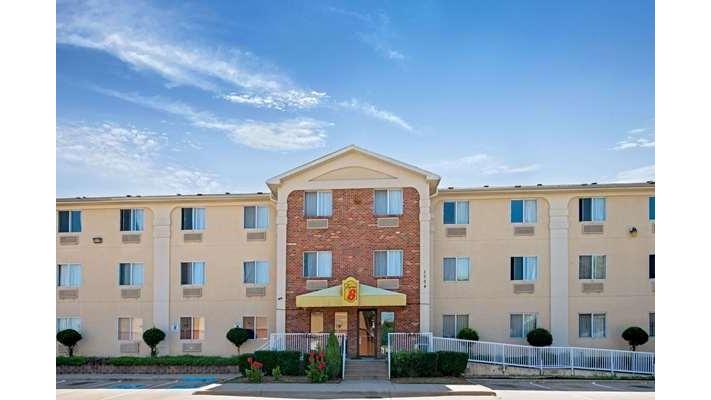 Super 8 by Wyndham Carrollton Plano Area in Carrollton, Texas, United States