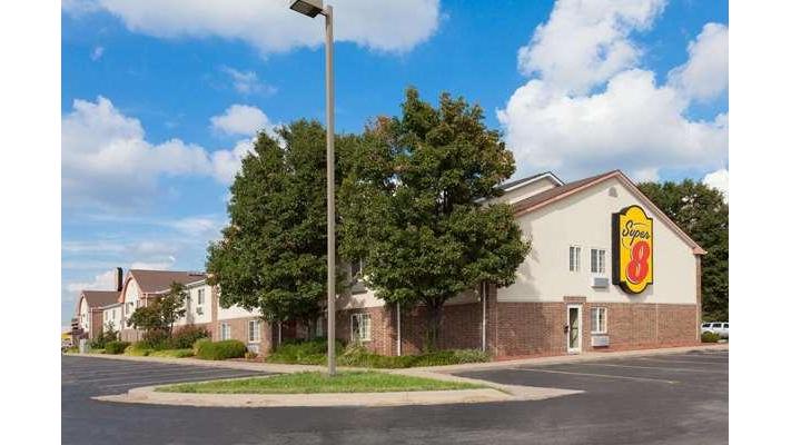 Super 8 by Wyndham Carthage in Carthage, Missouri, United States