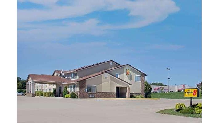 Super 8 by Wyndham Charles City in Charles City, Iowa, United States