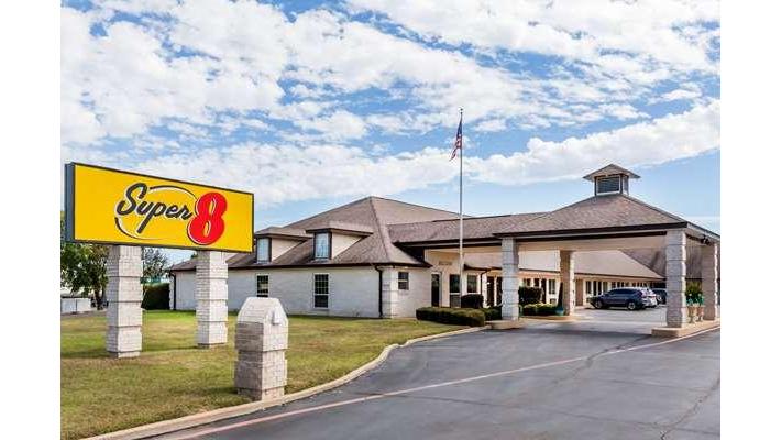 Super 8 by Wyndham Cleburne in Cleburne, Texas, United States