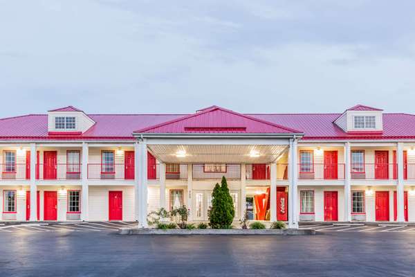 Super 8 by Wyndham Clinton in Clinton, Tennessee, United States