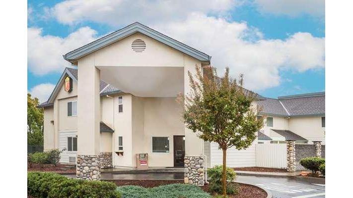 Super 8 by Wyndham Cloverdale in Cloverdale, California, United States