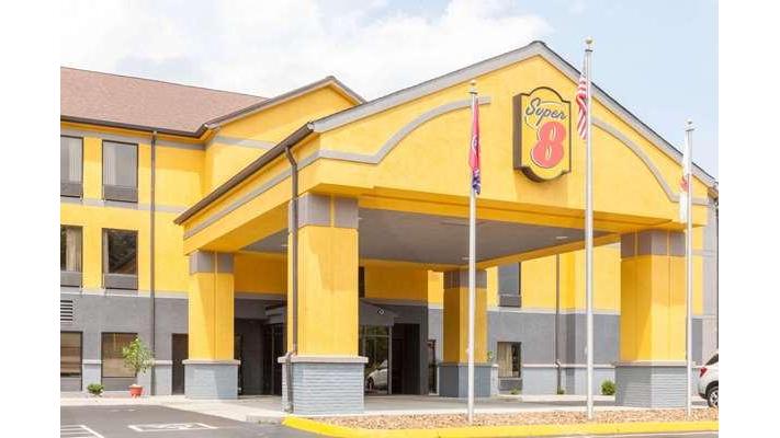 Super 8 by Wyndham Crossville TN in Crossville, Tennessee, United States