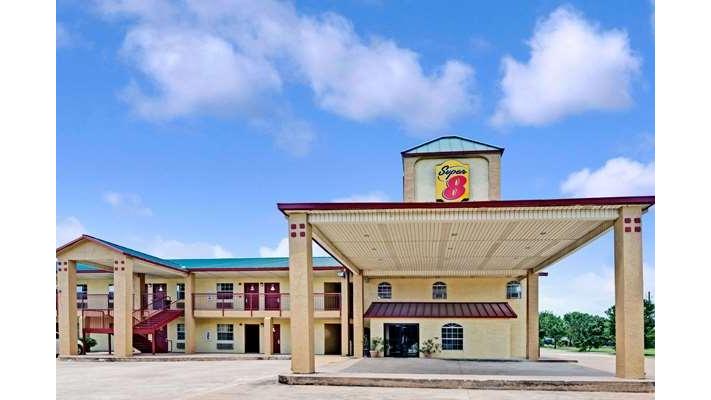 Super 8 by Wyndham Dallas South in Duncanville, Texas, United States