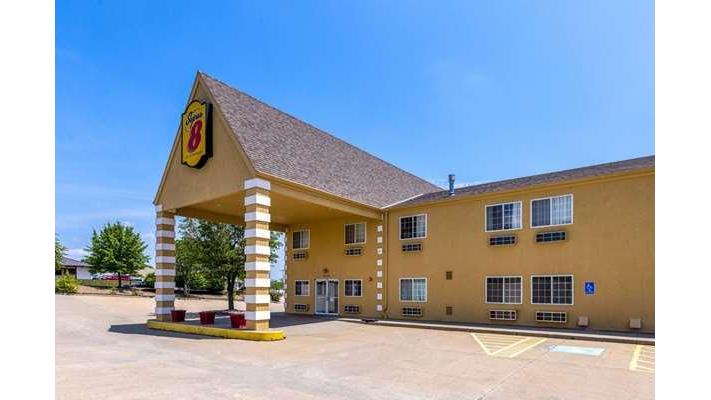 Super 8 by Wyndham De Soto in De Soto, Kansas, United States