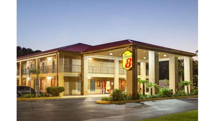 Super 8 by Wyndham DeFuniak Springs in DeFuniak Springs, Florida, United States