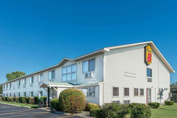 Super 8 by Wyndham Du Quoin in Du Quoin, Illinois, United States
