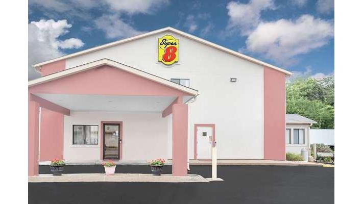 Super 8 by Wyndham East Moline in Colona, Illinois, United States